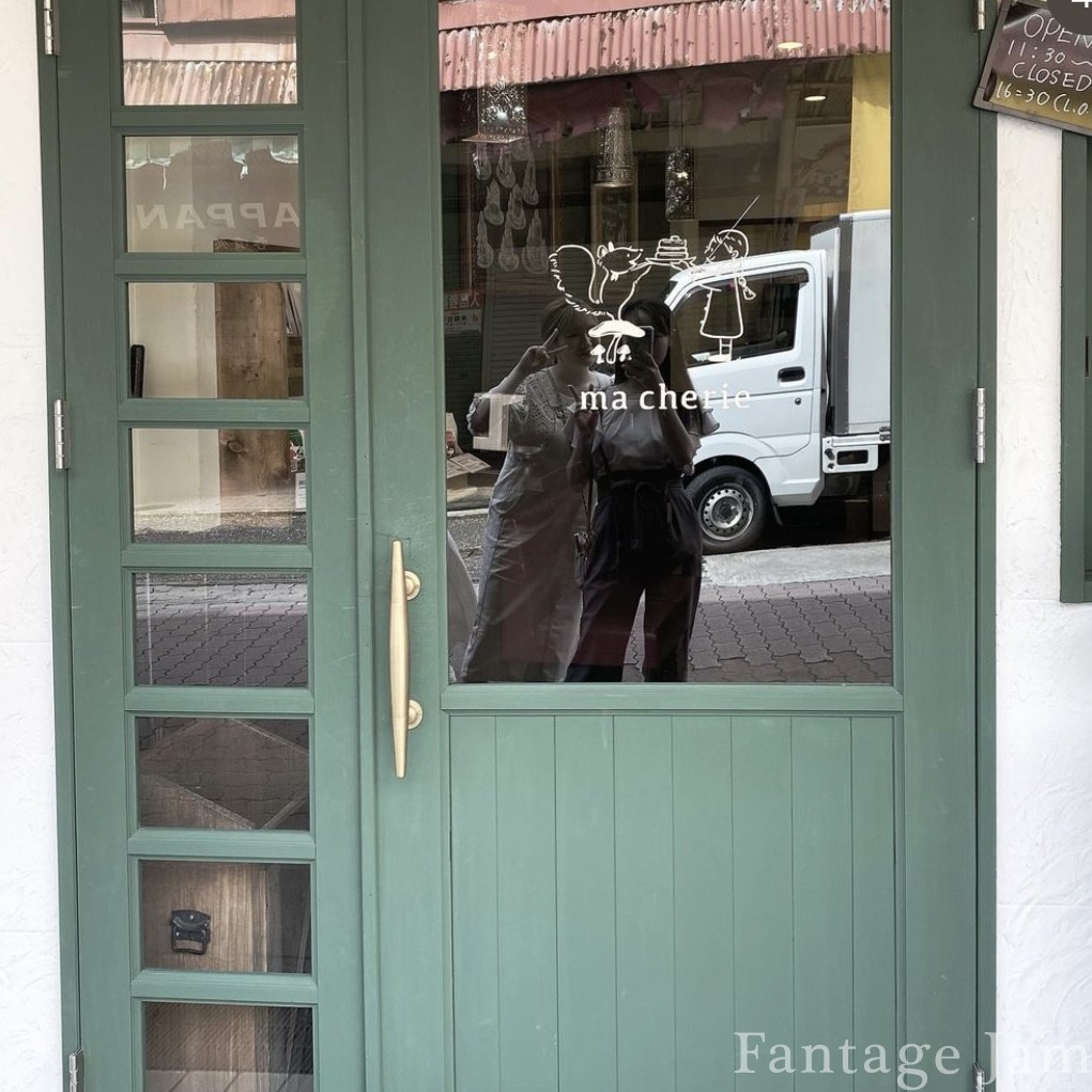 マシェリの入り口、水色の扉