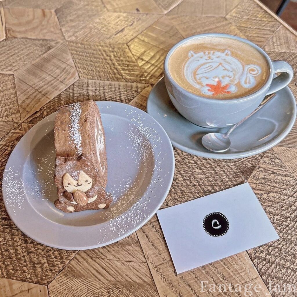 ココチカフェのリスのロールケーキとメープルラテ