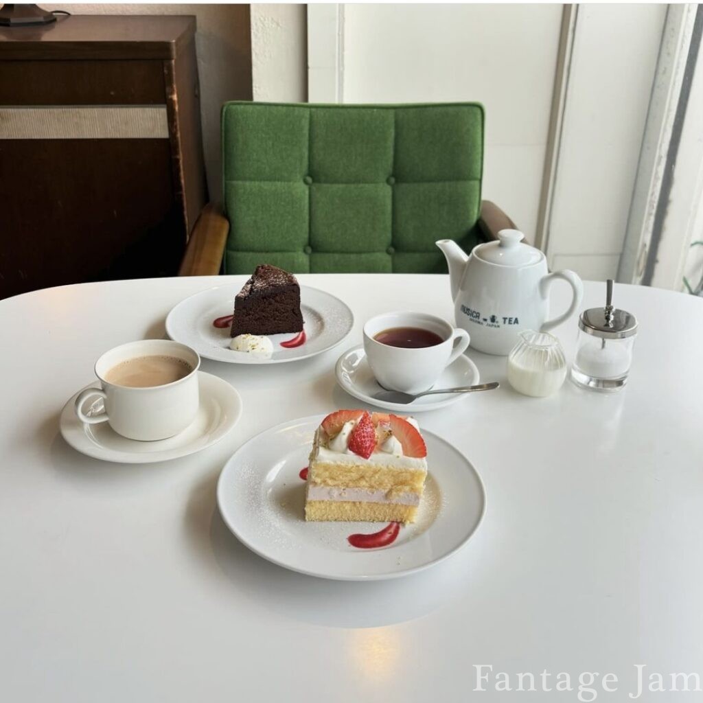 喫茶室 了見（リョウケン）のケーキと緑の椅子