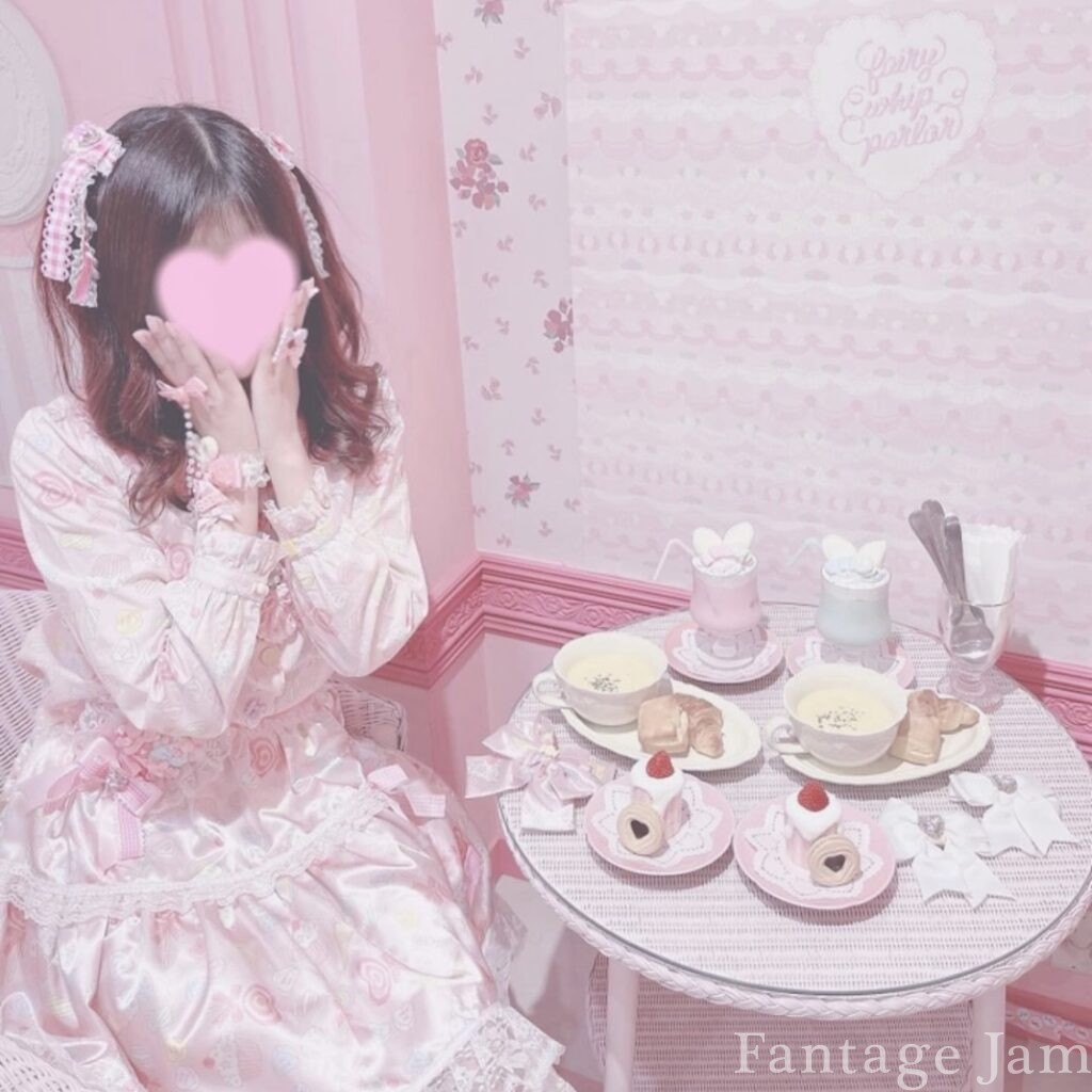 ヒロマンズコーヒーのピンクな内装とロリータ服の女性