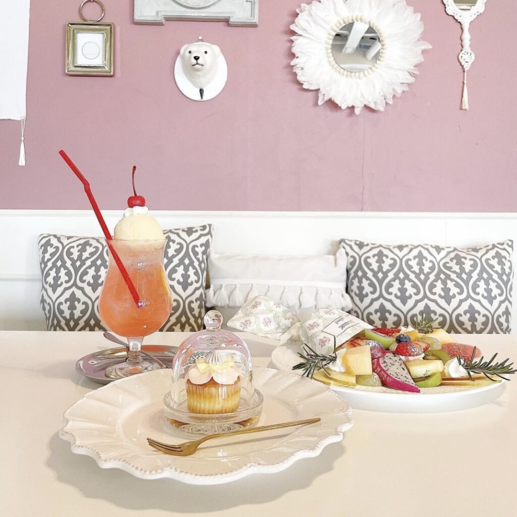 Cafeno3（カフェナンバースリー）のメニューと店内のピンクの壁