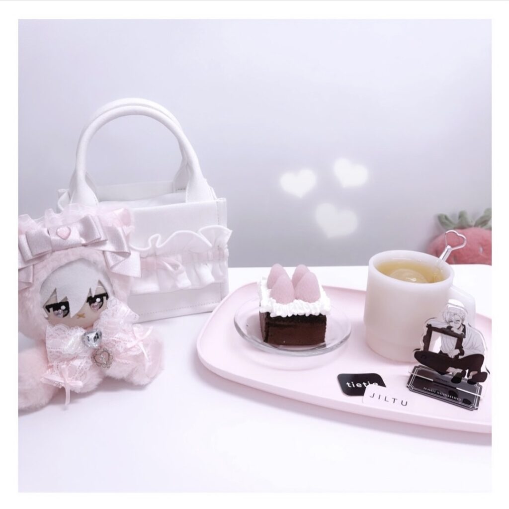 cafe & giftshop tietie by JILTUのピンクのケーキとピンクのぬい服を着たぬいぐるみ