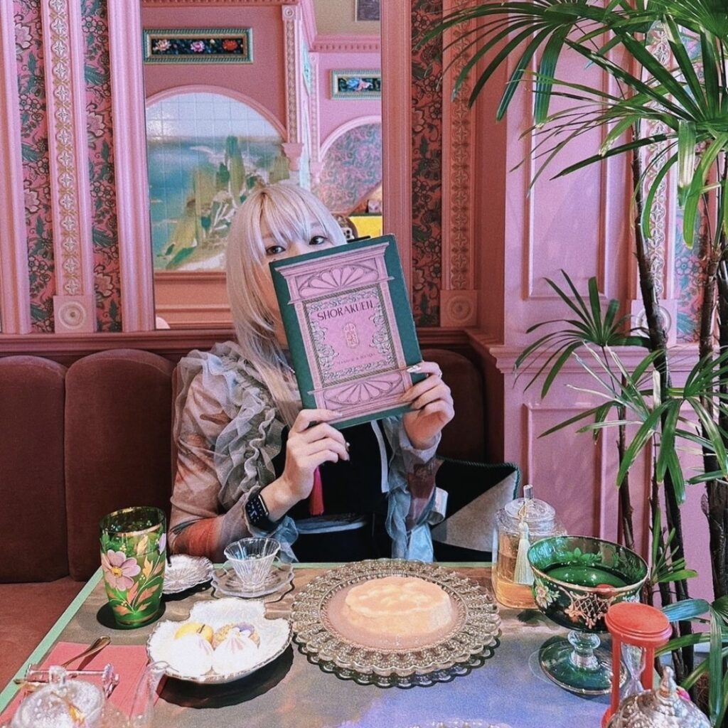 小楽園 TEA SALON & BOUTIQUEの異国っぽいピンクの店内と女性